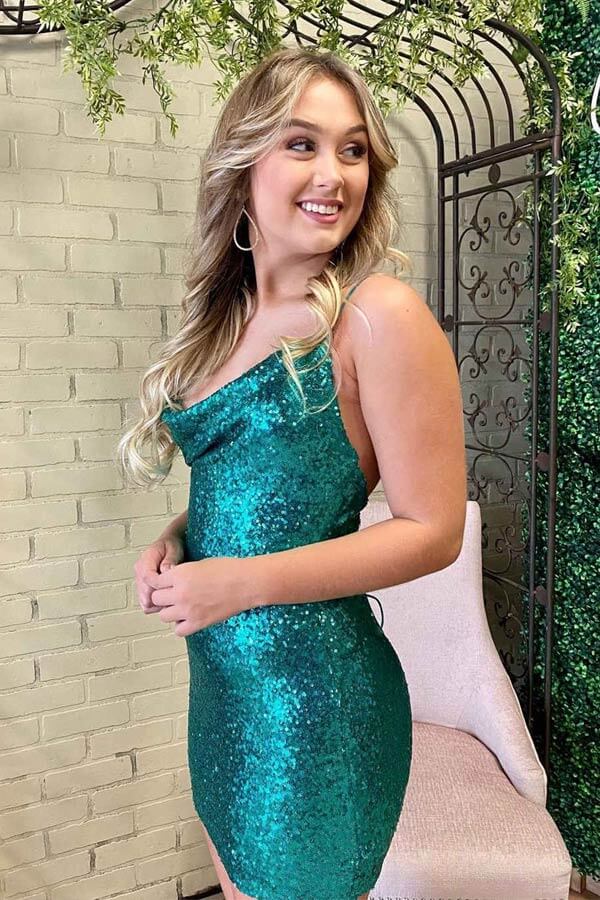 Robe de bal courte moulante à sequins vert émeraude, col bénitier et fourreau