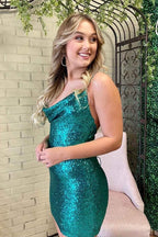 Robe de bal courte moulante à sequins vert émeraude, col bénitier et fourreau