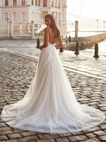 Exquisito vestido de novia sin mangas con hombros descubiertos, estilo princesa, con cuello cuadrado clásico de encaje.