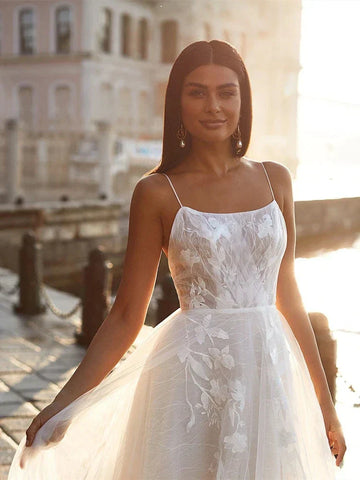 Exquisito vestido de novia sin mangas con hombros descubiertos, estilo princesa, con cuello cuadrado clásico de encaje.