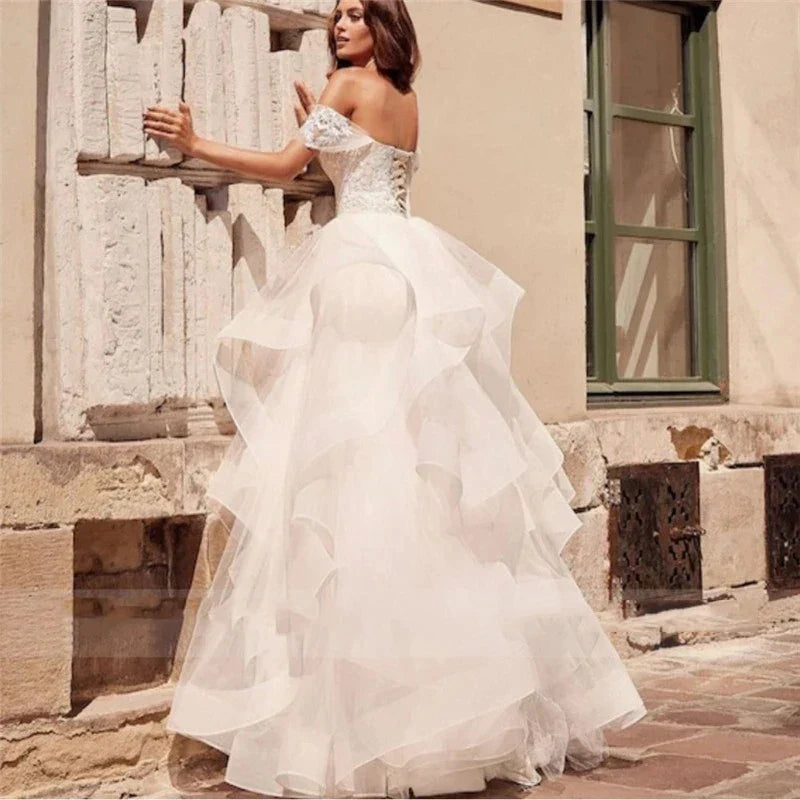 Exquisito vestido de novia de sirena de lujo, brillante, con hombros descubiertos, esponjoso y sexy, sin espalda, con exquisita cola y corte trompeta.