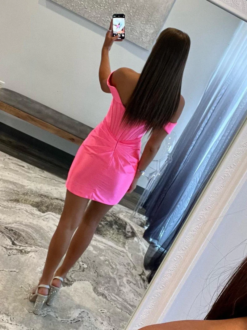 Vestido corto de satén con hombros descubiertos estilo tubo para baile de bienvenida Y2966
