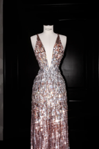 Vestido largo de noche de lujo con escote en V profundo, lentejuelas y espalda descubierta, ideal para eventos formales y graduaciones (Y8683)