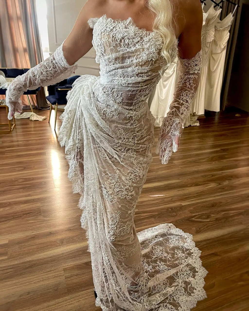 Vestido de novia corte sirena sin tirantes, de encaje, con fruncido, asimétrico y abertura en el muslo. Vestido de novia a medida Y4435