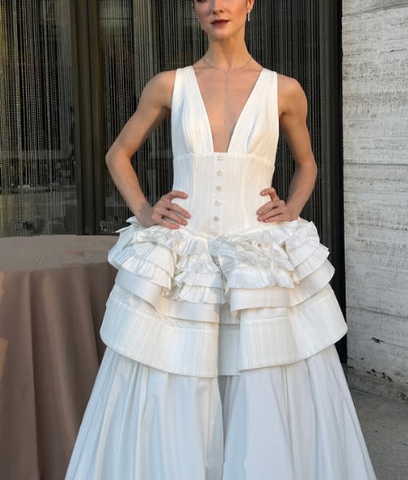 Elegante vestido de noche blanco de satén con escote en V profundo y múltiples capas, corte en A, modelo Y8145