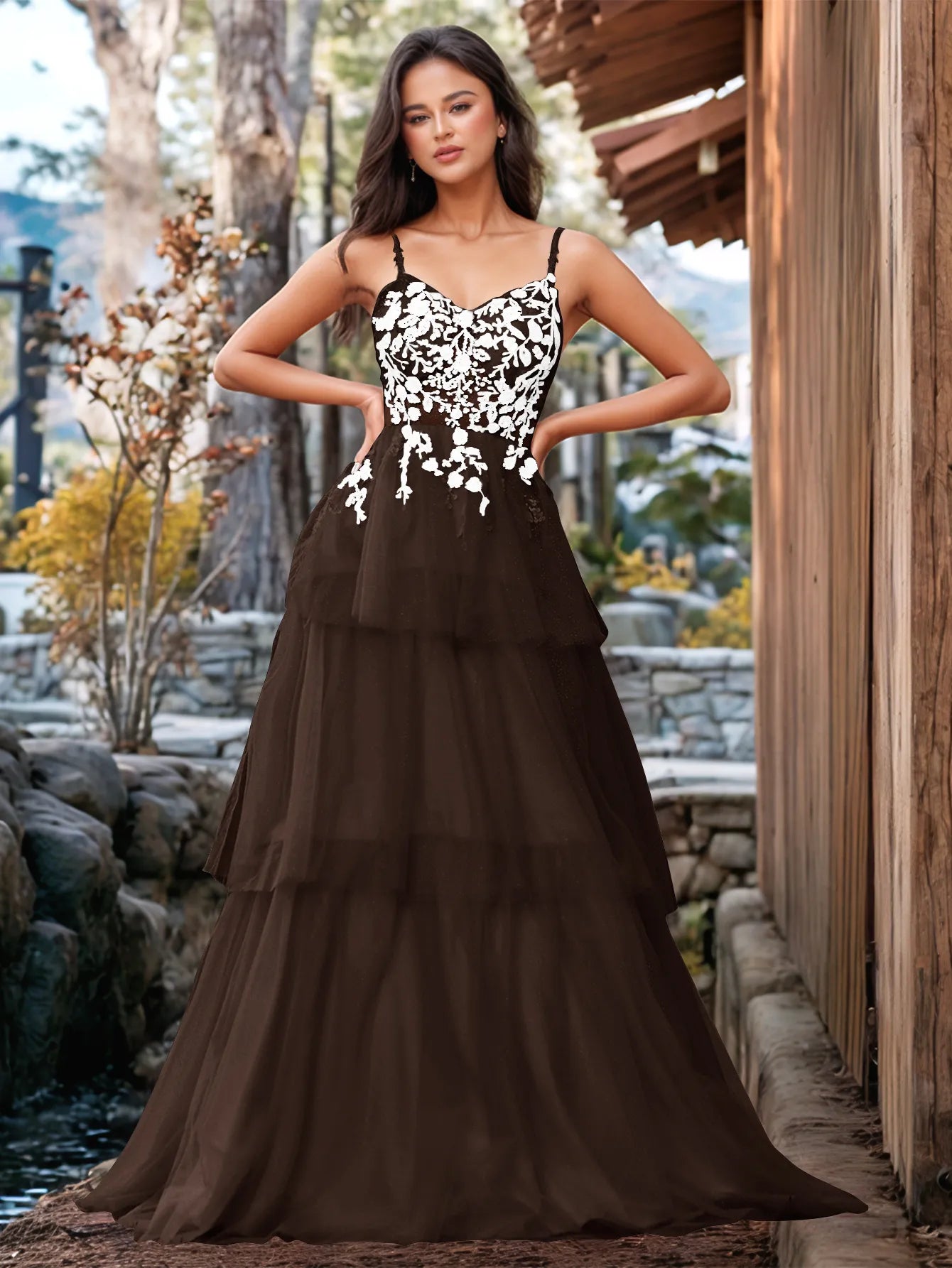 Vestido de fiesta con volantes y vendaje ilusión con bordado floral 3D