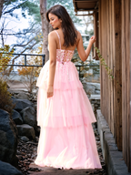 Vestido de fiesta con volantes y vendaje ilusión con bordado floral 3D