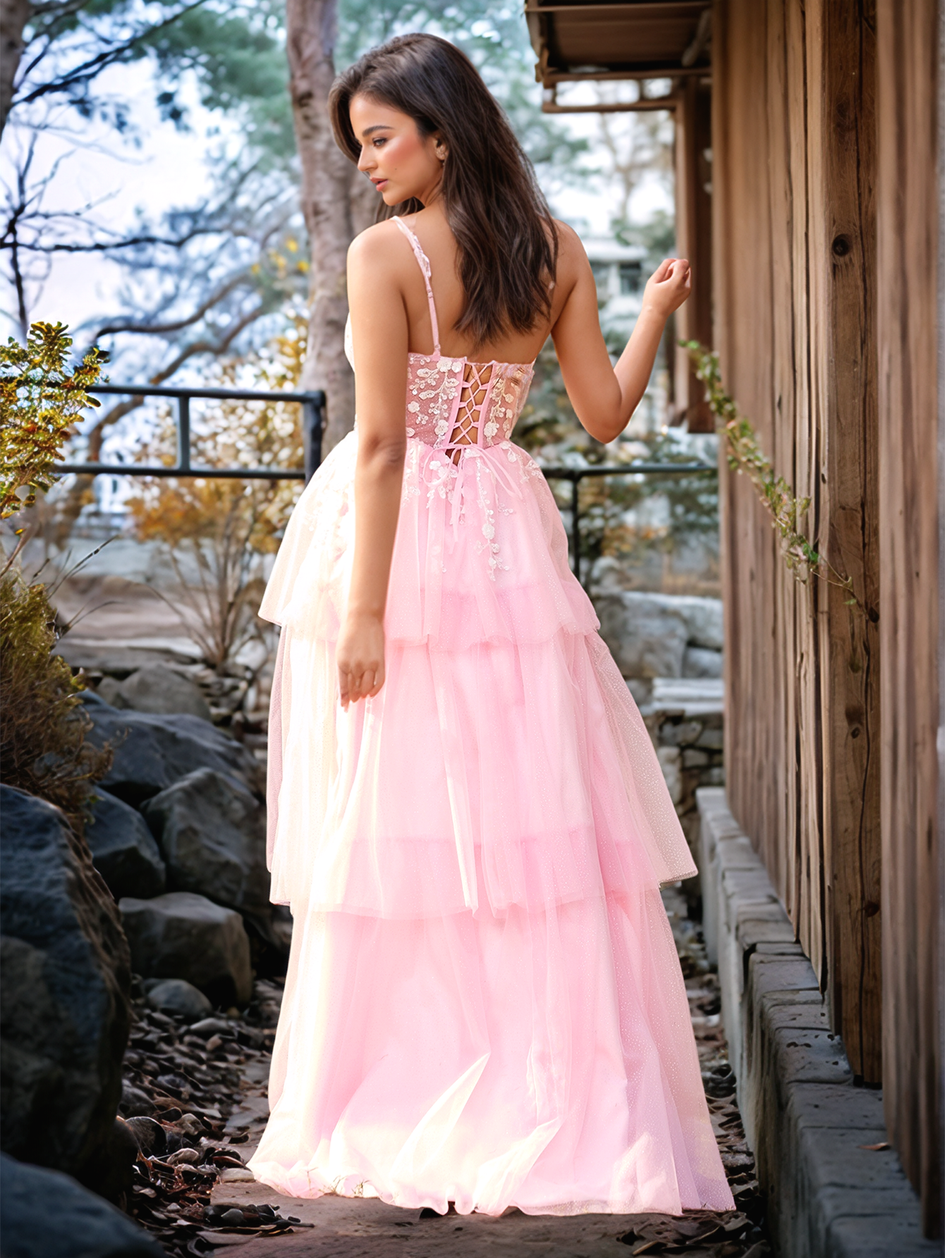 Vestido de fiesta con volantes y vendaje ilusión con bordado floral 3D