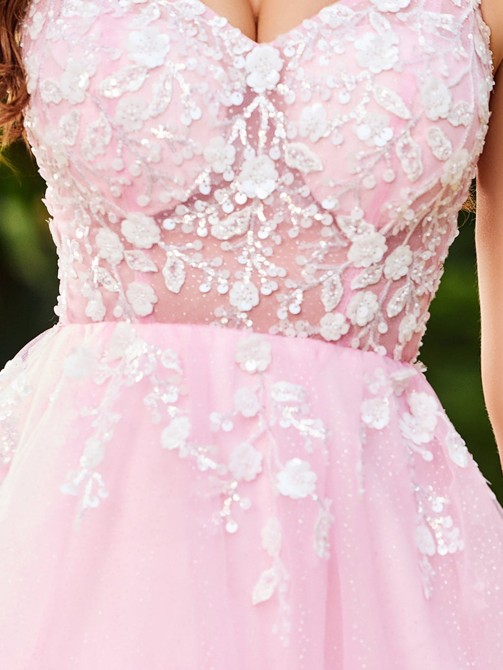 Vestido de fiesta con volantes y vendaje ilusión con bordado floral 3D