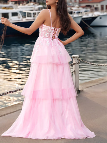 Vestido de fiesta escalonado con volantes de encaje brillante y corsé con apliques de flores