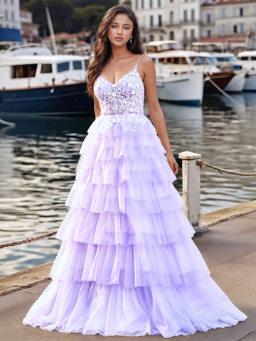 Robe de bal en tulle à volants et fines bretelles spaghetti brodées de dentelle