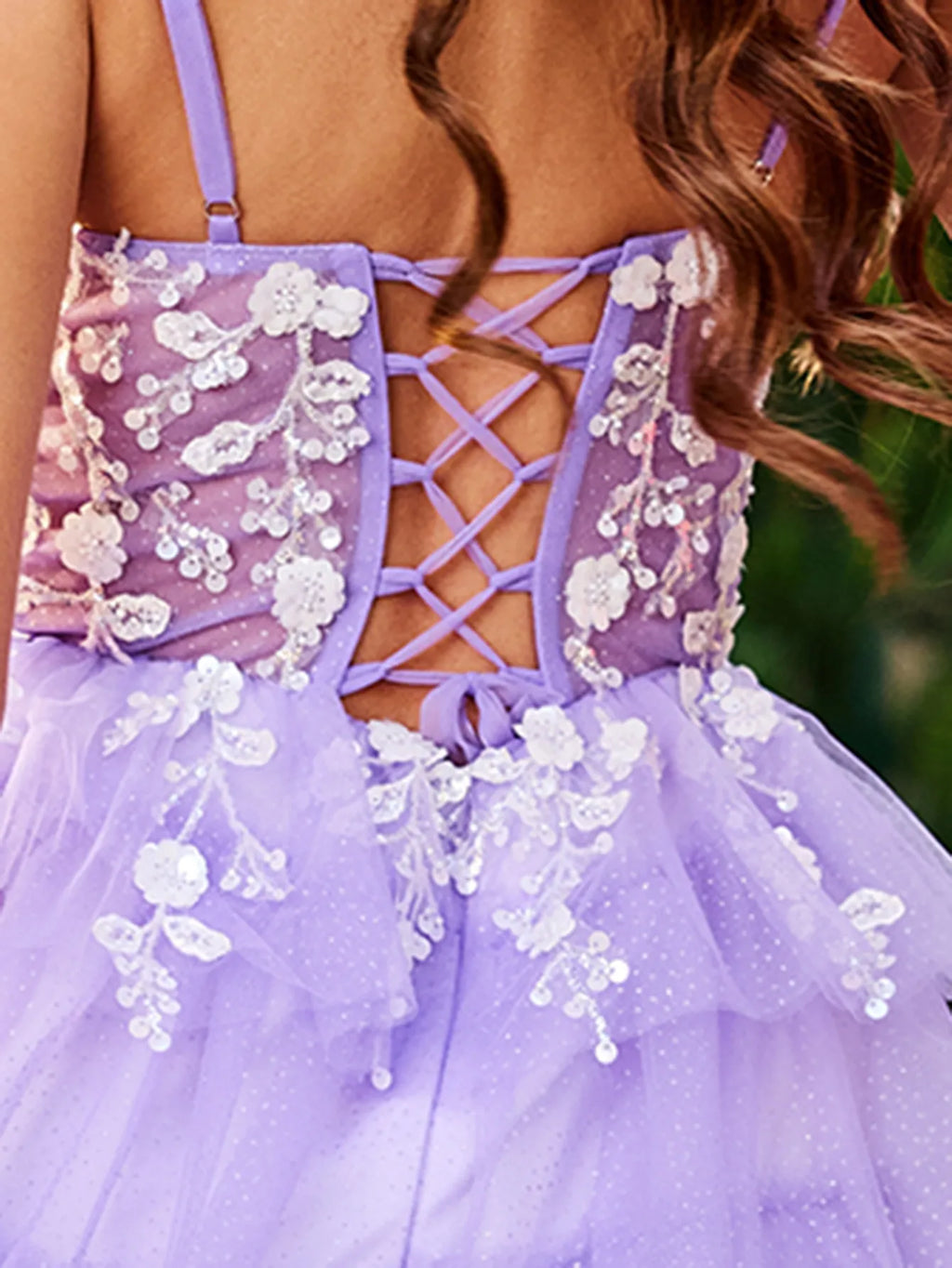 Robe de bal en tulle à volants et fines bretelles spaghetti brodées de dentelle