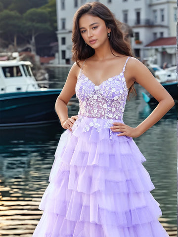 Robe de bal en tulle à volants et fines bretelles spaghetti brodées de dentelle