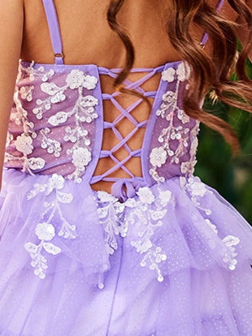 Robe de bal en tulle à volants et fines bretelles spaghetti brodées de dentelle