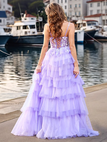 Robe de bal en tulle à volants et fines bretelles spaghetti brodées de dentelle