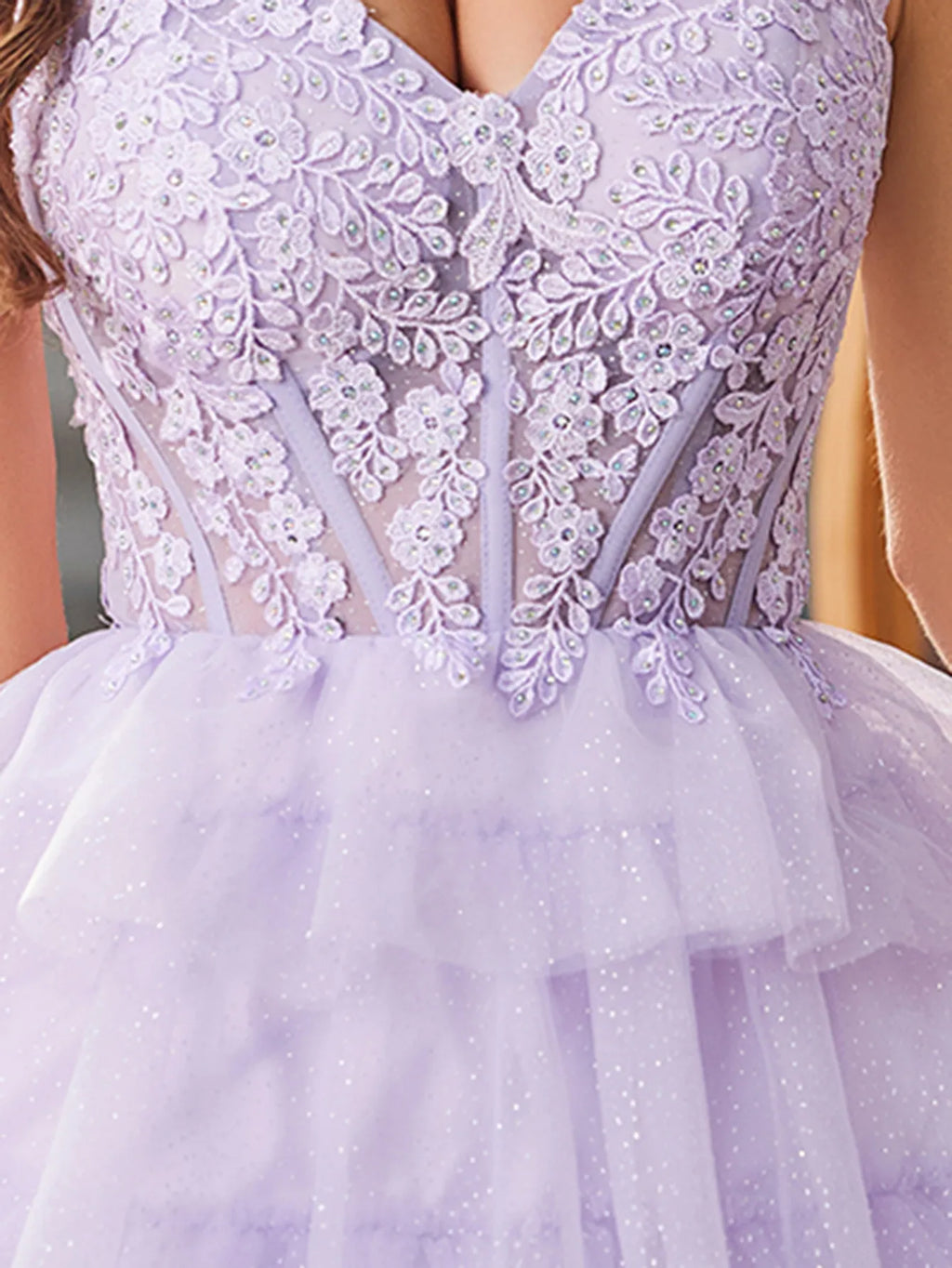 Robe de bal à volants en dentelle scintillante et corset orné de fleurs