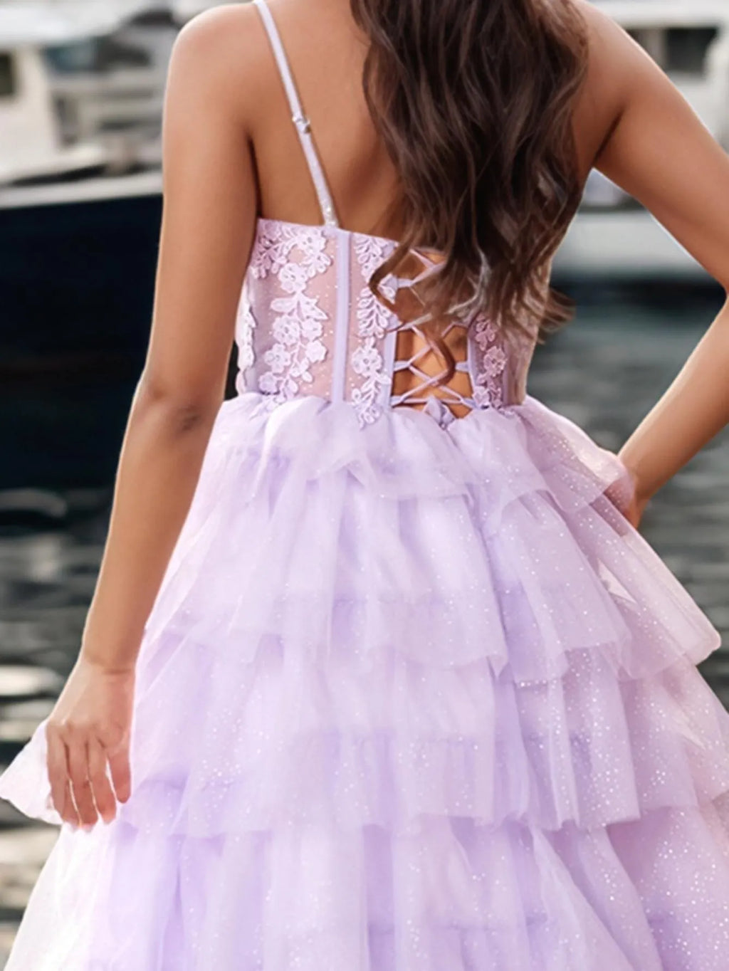 Robe de bal à volants en dentelle scintillante et corset orné de fleurs