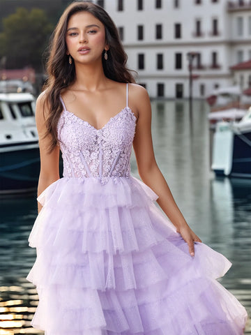 Vestido de fiesta escalonado con volantes de encaje brillante y corsé con apliques de flores