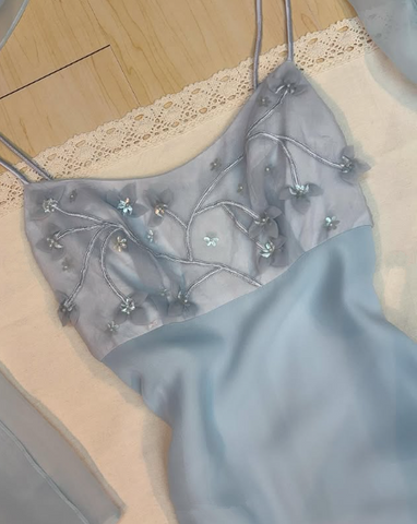 Elegante vestido de noche de fiesta con tirantes, apliques de gasa y cuentas en color azul pastel Y8142