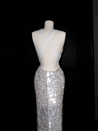 Vestido de noche de sirena sexy con escote en V, lentejuelas plateadas y espalda descubierta Y8680