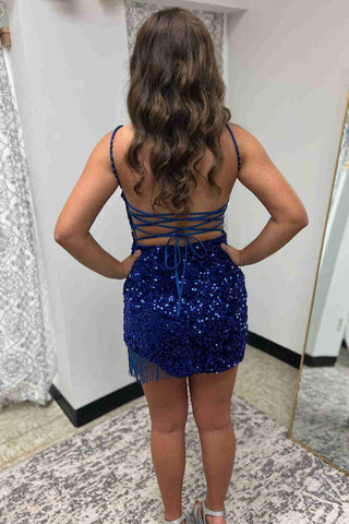 Vestido ajustado de tirantes finos con lentejuelas y borla, ideal para fiestas de bienvenida.