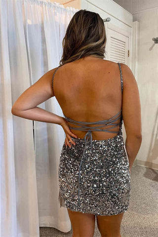 Vestido ajustado de tirantes finos con lentejuelas y borla, ideal para fiestas de bienvenida.