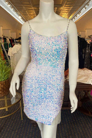 Vestido ajustado de tirantes finos con lentejuelas y borla, ideal para fiestas de bienvenida.
