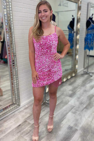 Vestido ajustado de tirantes finos con lentejuelas y borla, ideal para fiestas de bienvenida.