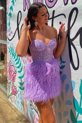Robe de bal fourreau bustier cœur en dentelle et plumes