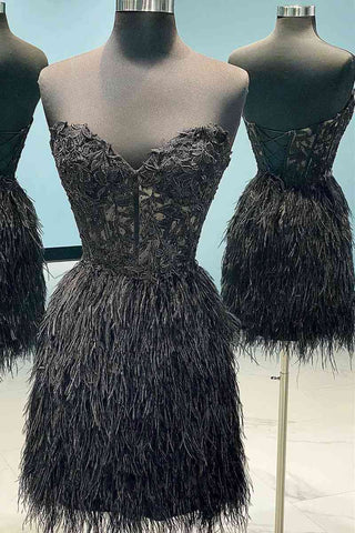 Robe de bal fourreau bustier cœur en dentelle et plumes