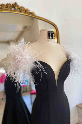 Vestido largo negro de fiesta con abertura alta y plumas blancas