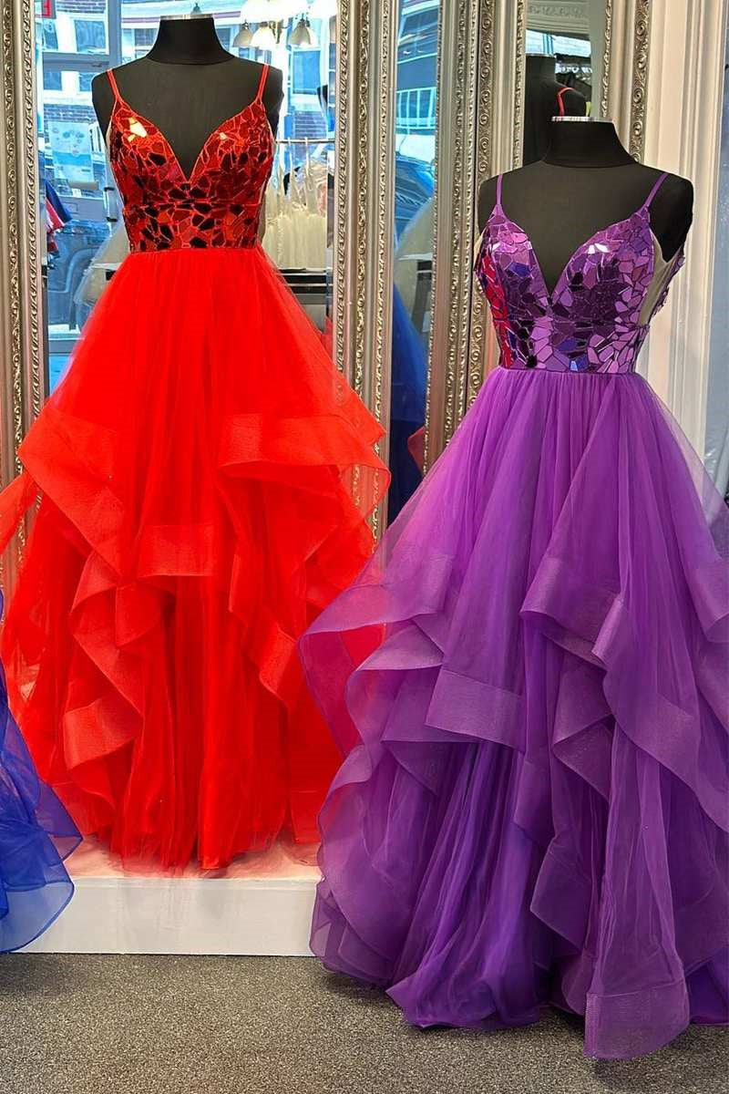 Vestido largo de fiesta de corte A con escote en V, lentejuelas con efecto espejo y volantes.