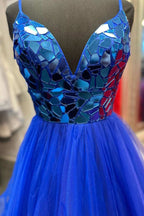 Vestido largo de fiesta de corte A con escote en V, lentejuelas con efecto espejo y volantes.