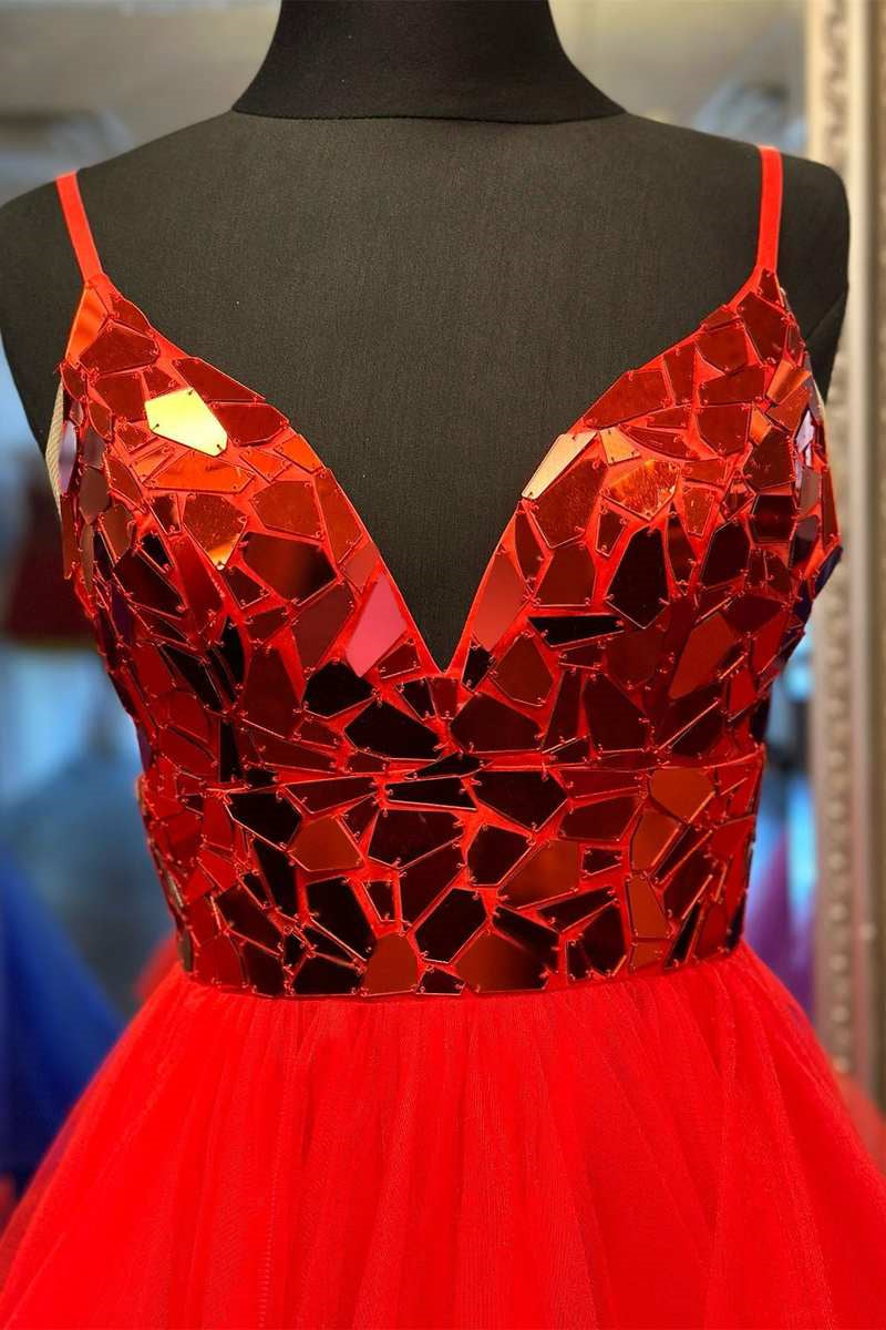 Vestido largo de fiesta de corte A con escote en V, lentejuelas con efecto espejo y volantes.