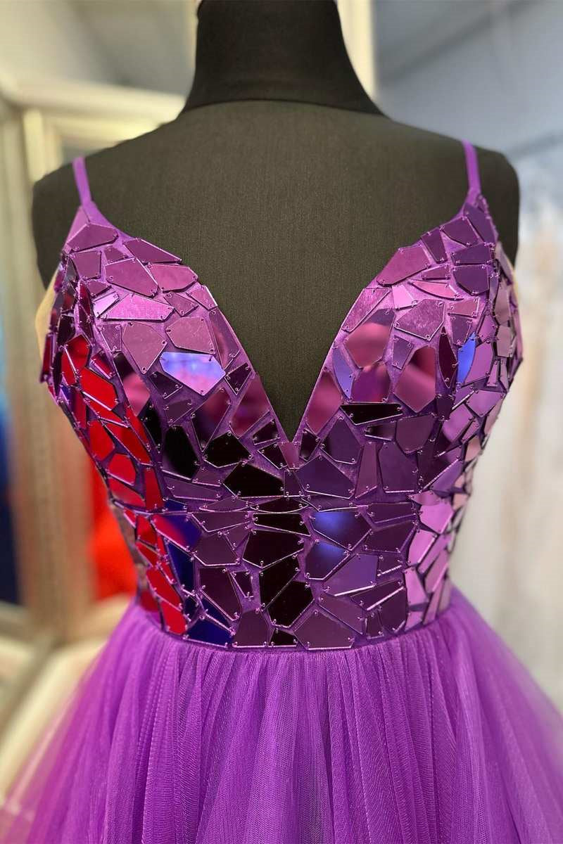 Vestido largo de fiesta de corte A con escote en V, lentejuelas con efecto espejo y volantes.