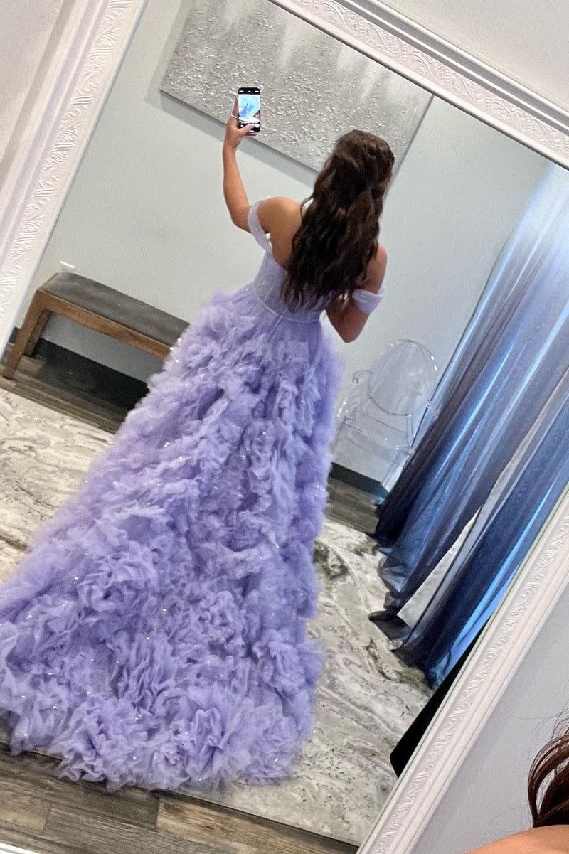 Vestido de graduación de tul con volantes, hombros descubiertos y abertura.