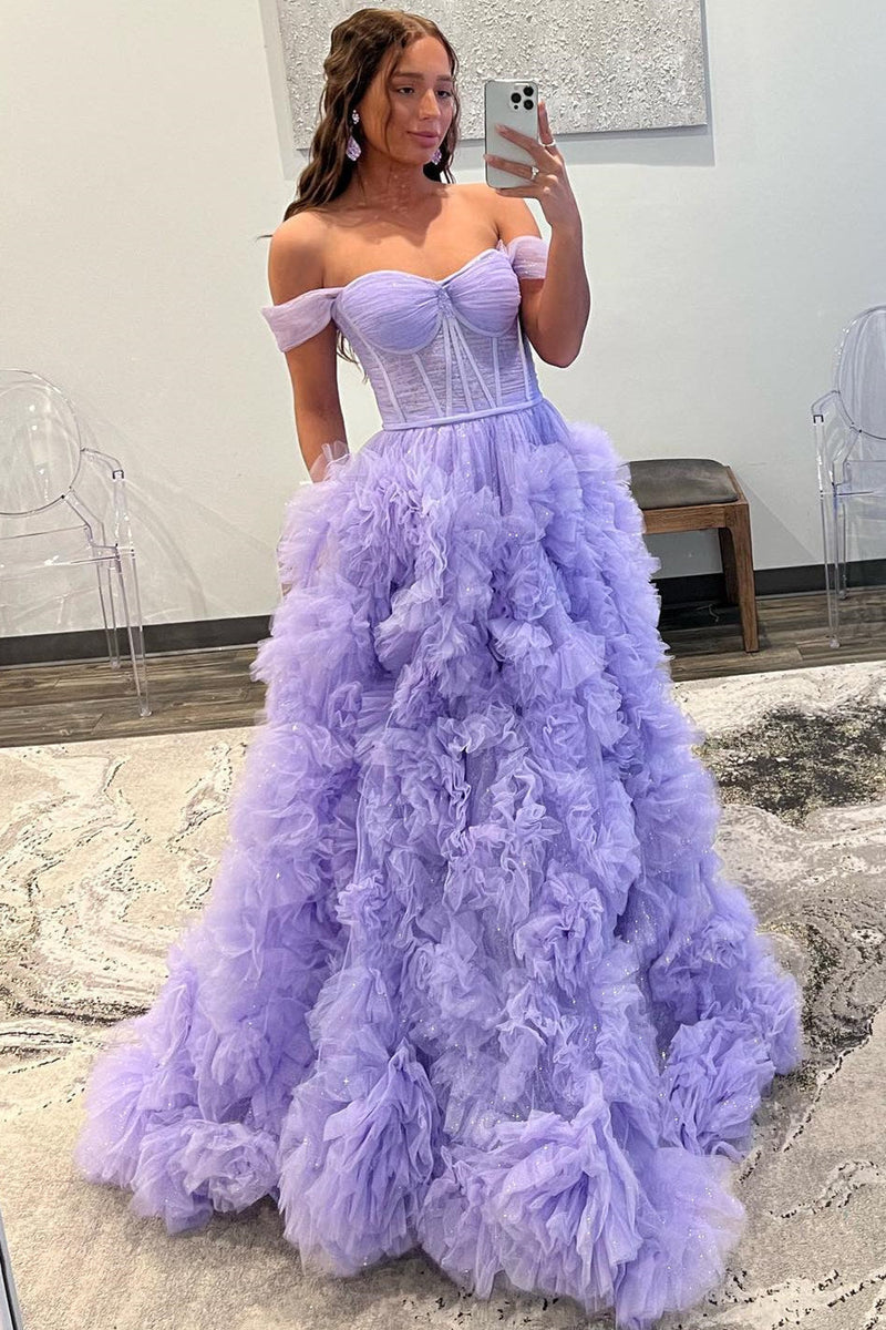 Vestido de graduación de tul con volantes, hombros descubiertos y abertura.