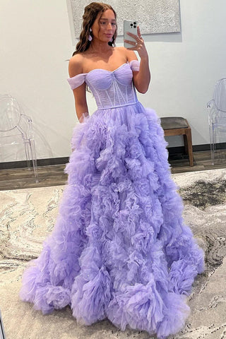 Robe de bal trapèze en tulle à volants, épaules dénudées et fente.