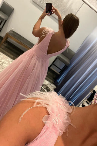 Vestido largo de tul rosa con espalda descubierta, escote en V pronunciado y detalles de plumas.