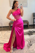 Robe de bal longue en satin plissé asymétrique à une épaule, fourreau, froncée, à une épaule.