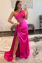 Robe de bal longue en satin plissé asymétrique à une épaule, fourreau, froncée, à une épaule.