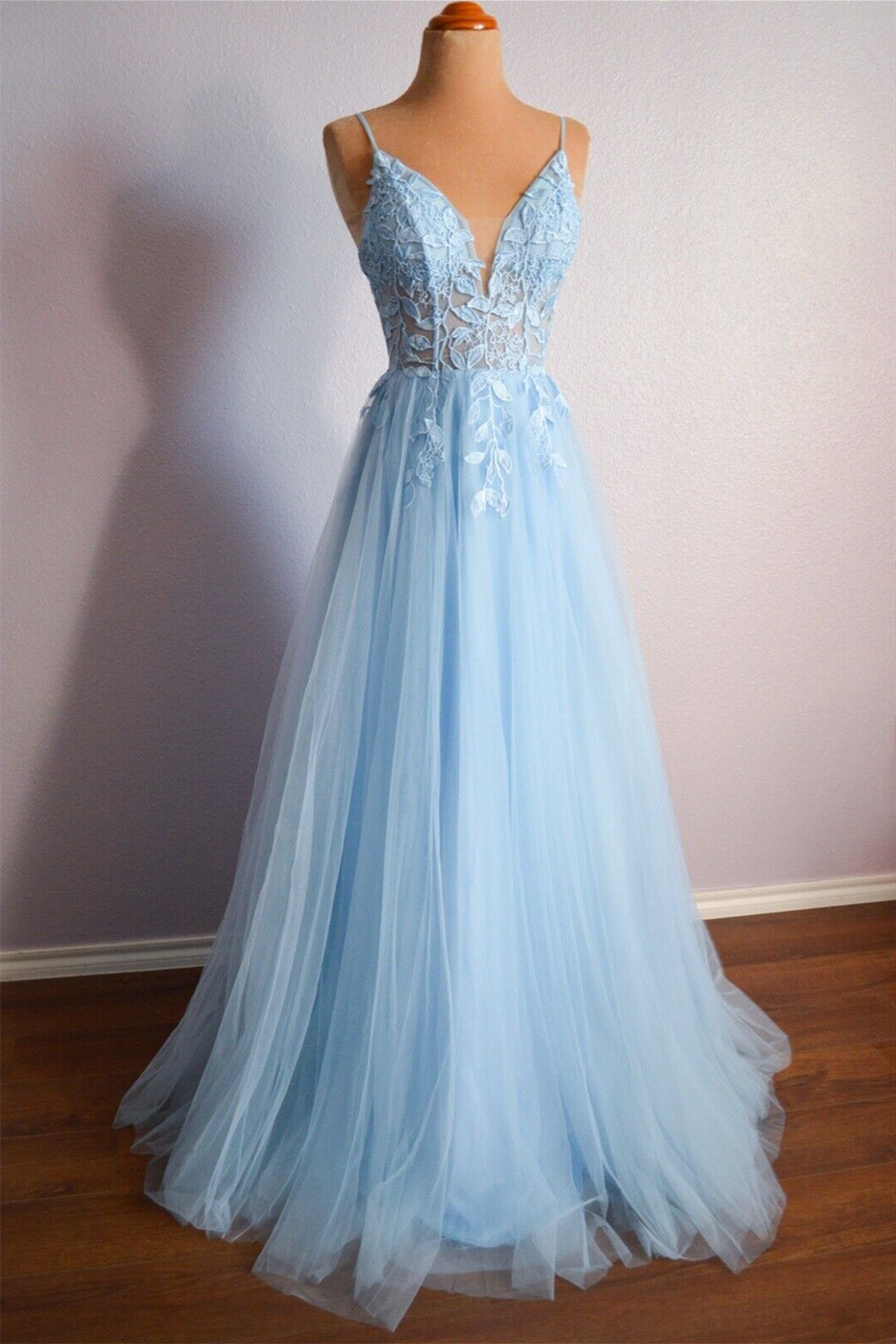Vestido largo de fiesta de tul con apliques, escote en V, cordones y color azul claro