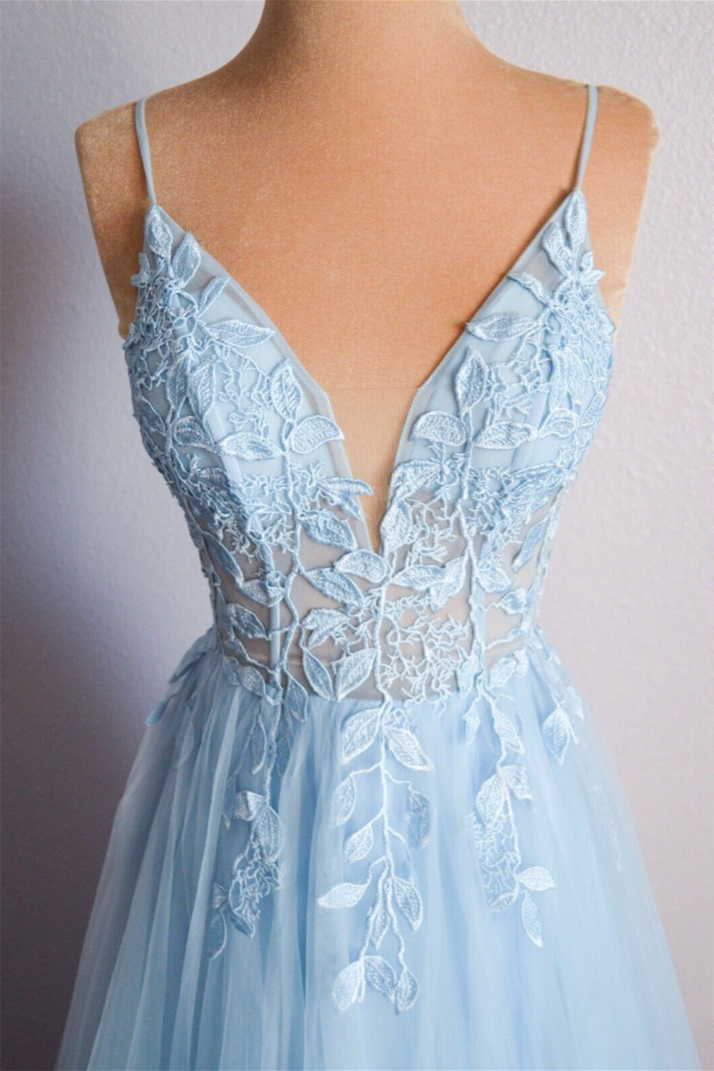Vestido largo de fiesta de tul con apliques, escote en V, cordones y color azul claro