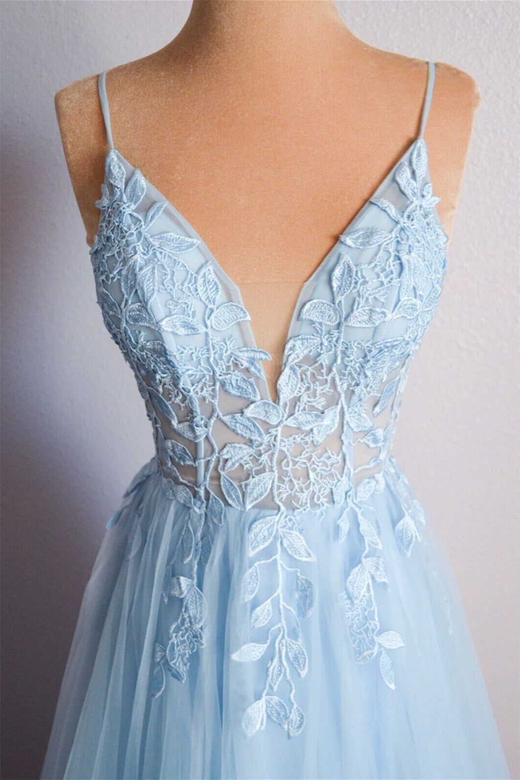 Vestido largo de fiesta de tul con apliques, escote en V, cordones y color azul claro