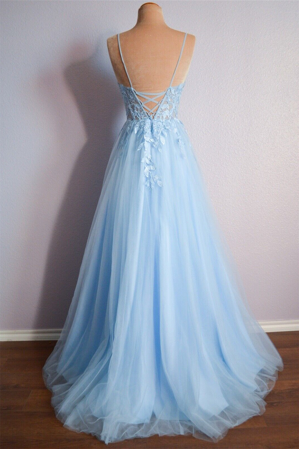 Vestido largo de fiesta de tul con apliques, escote en V, cordones y color azul claro