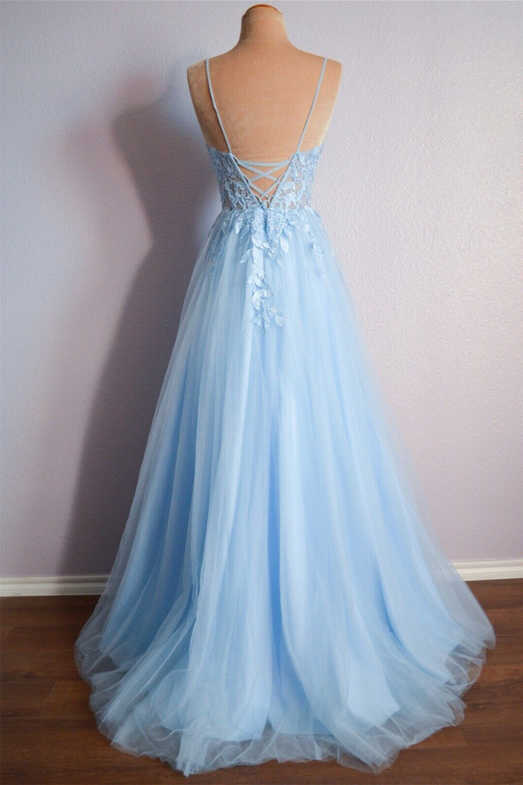 Vestido largo de fiesta de tul con apliques, escote en V, cordones y color azul claro