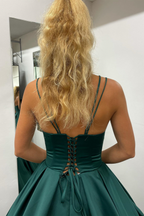 Vestido largo de fiesta de satén verde cazador con escote en V y corte en A