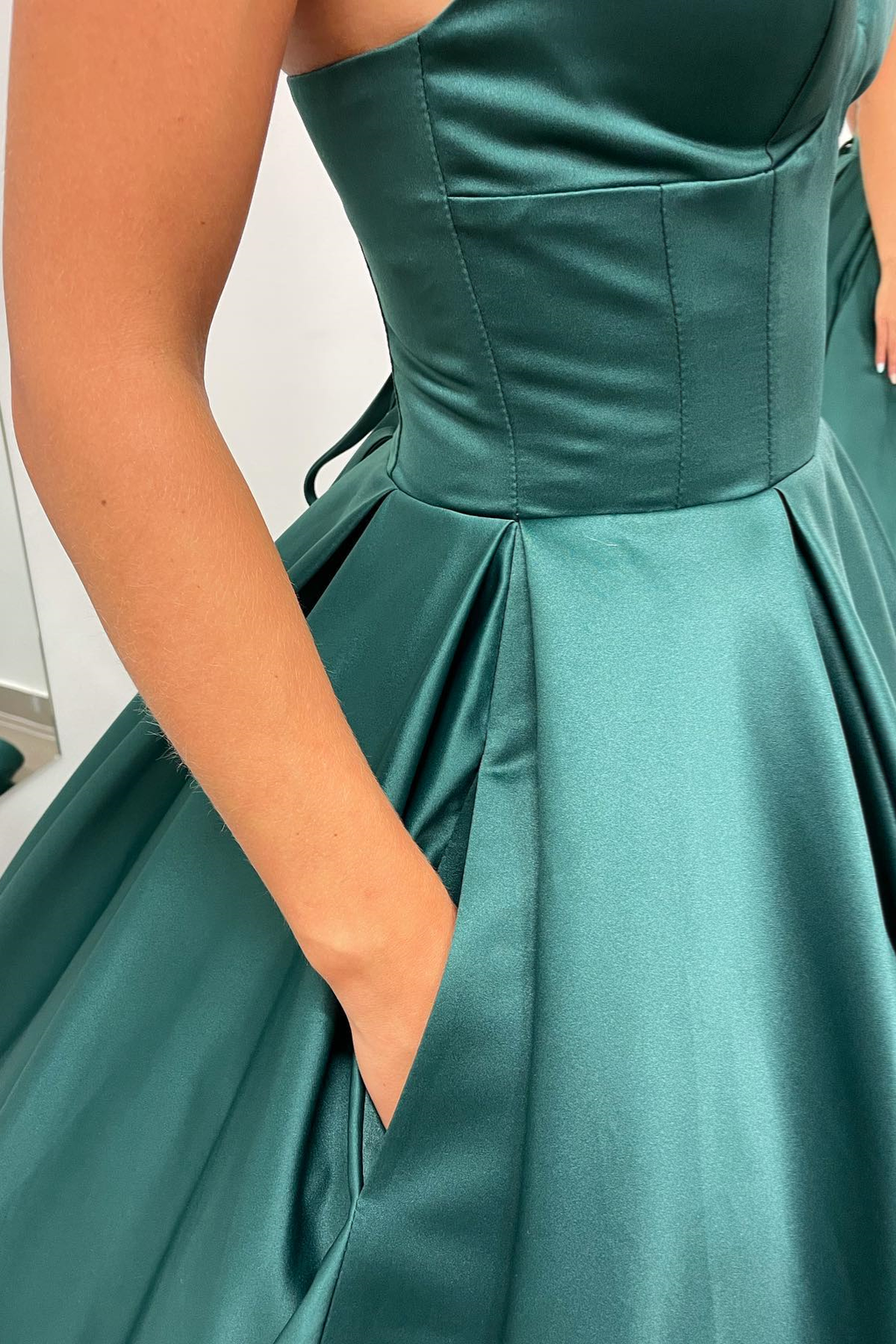 Vestido largo de fiesta de satén verde cazador con escote en V y corte en A