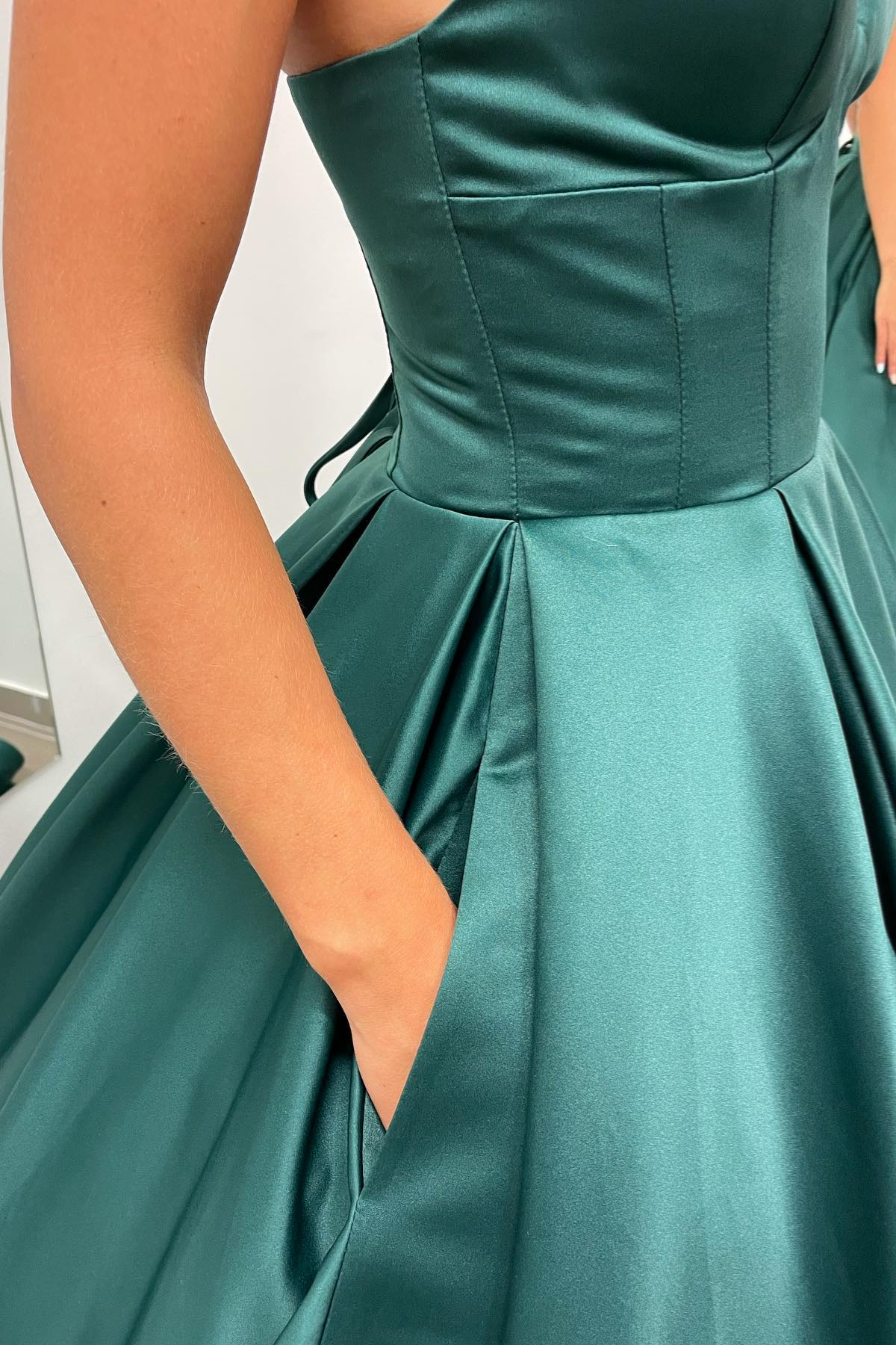 Vestido largo de fiesta de satén verde cazador con escote en V y corte en A