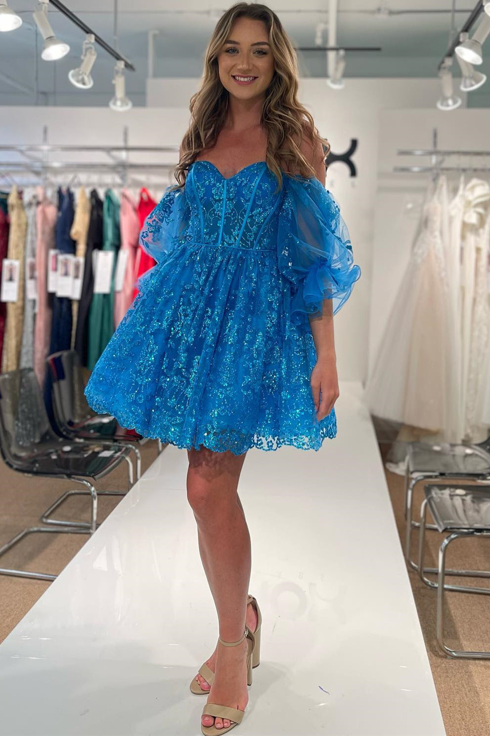 Vestido de fiesta de bienvenida de encaje con lentejuelas y escote corazón corte en A